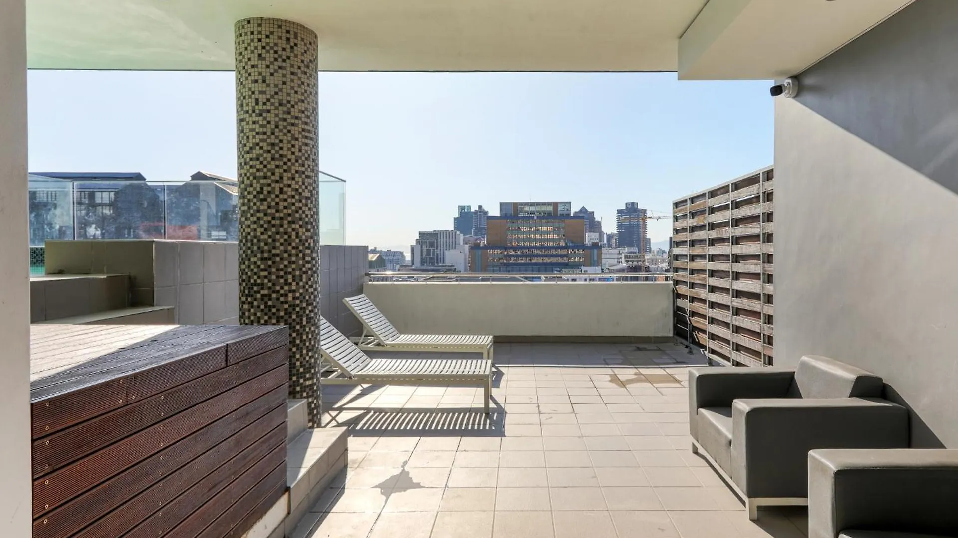 Backup-Powered Stylish Central Apartment Near Table Mountain Cape Town