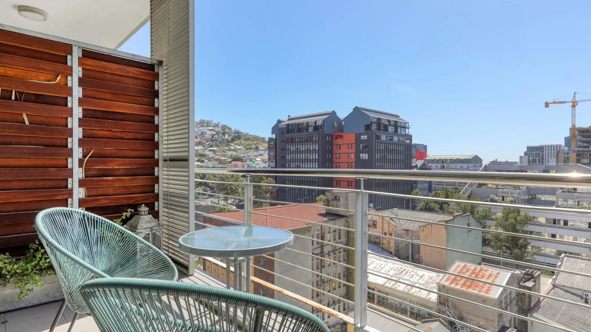 Backup-Powered Stylish Central Apartment Near Table Mountain Cape Town South Africa