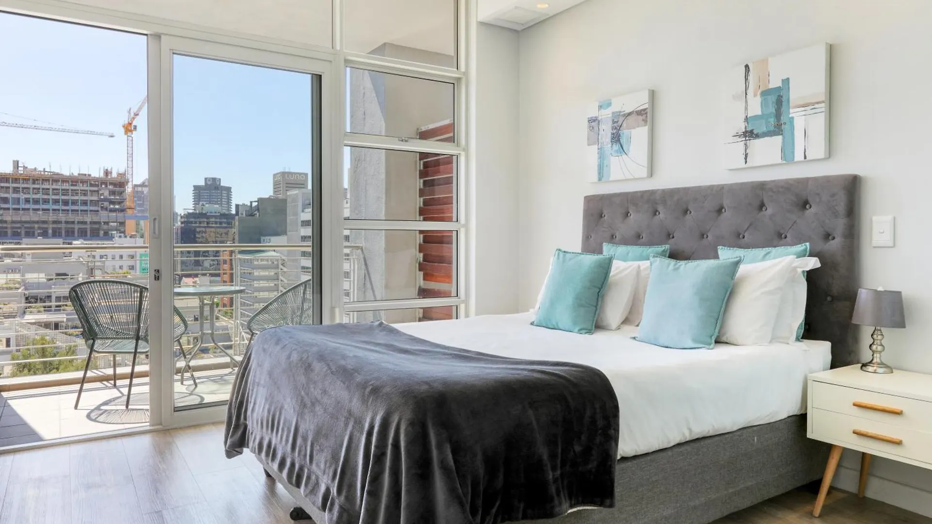 Backup-Powered Stylish Central Apartment Near Table Mountain Cape Town